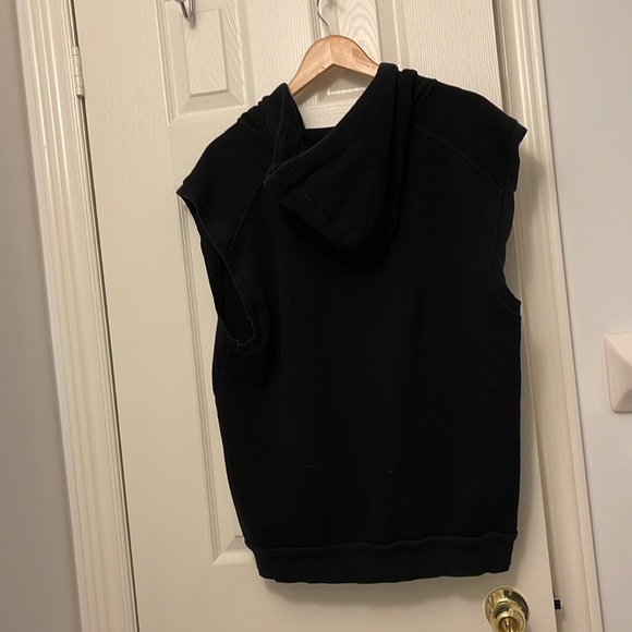 Black sleeveless zip up hoodie - Picture 2 of 2